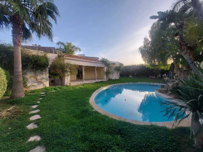 Villa plain pied S+5 avec piscine à La Soukra